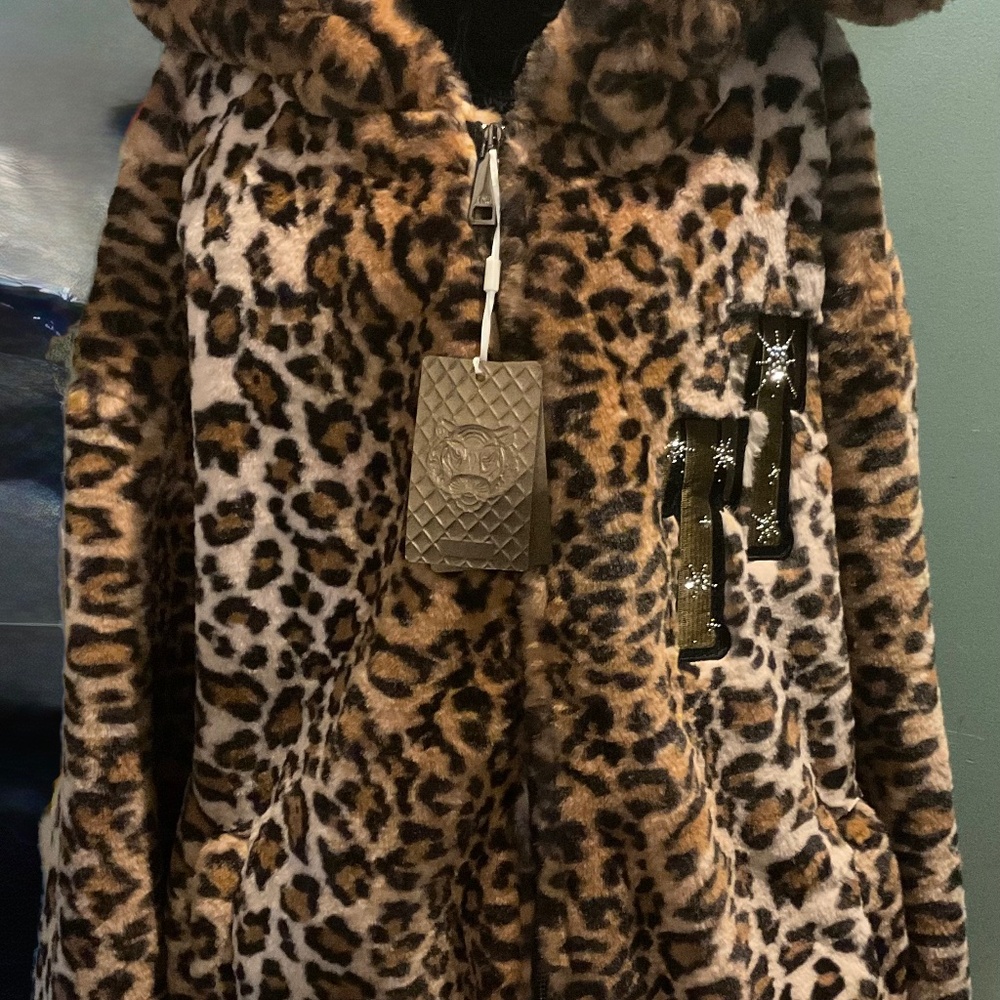 NEW WITH TAGS Cheetah print fuzzy   Lined  size XXL  SEQUENCED CHEETAH FACE JKT